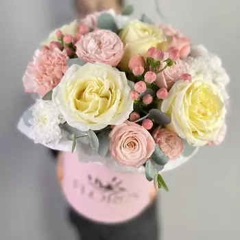 FLORES Сливочные пионовидные розы с диантусами и ягодами в стильной коробочке