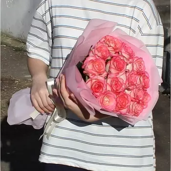 FLORISTIK ЦВЕТОЧНАЯ СТУДИЯ Букет из 15 розовых роз