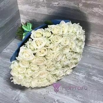 FLORPRO 101 белая роза Аваланч 50 см в синем фетре