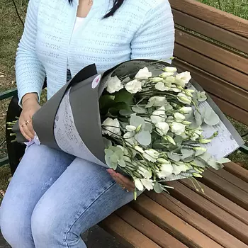 FLORPRO 11 белых эустом с эвкалиптом в упаковке