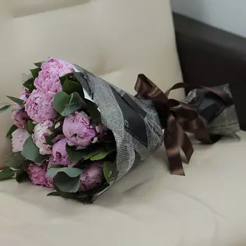 FLORPRO 11 пионов Сара Бернар с зеленью в дизайнерской упаковке