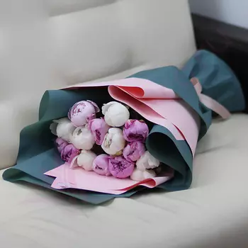 FLORPRO 15 белых и розовых пионов в дизайнерской упаковке