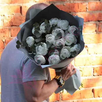 FLORPRO 15 белых пионов с эвкалиптом в дизайнерской упаковке