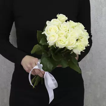 FLORPRO 15 белых роз "Аваланч" 40 см