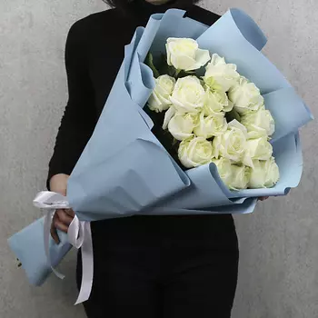 FLORPRO 15 белых роз "Аваланч" 70 см в дизайнерской упаковке