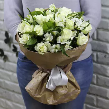 FLORPRO 15 белых роз с альстромерией в крафте