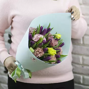 FLORPRO 15 фиолетовых тюльпанов с эустомой