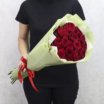 FLORPRO 15 красных роз "Ред Наоми" 70 см в дизайнерской упаковке