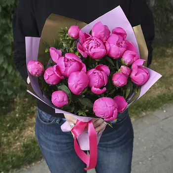 FLORPRO 15 малиновых пионов в дизайнерской упаковке