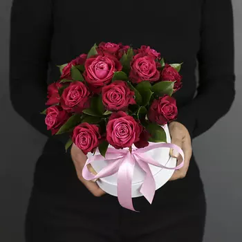FLORPRO 15 малиновых роз "Шангрила" в белой коробке