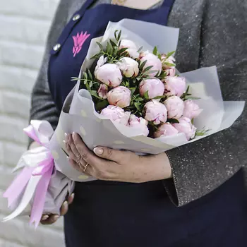 FLORPRO 15 пионов Сара Бернар в упаковке с зеленью