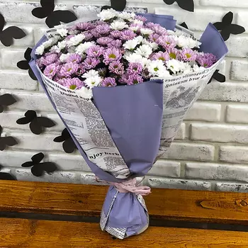 FLORPRO 25 белых и розовых хризантем "Сантини" в дизайнерской упаковке