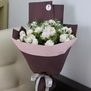 FLORPRO 25 белых пионов с зелень в дизайнерской упаковке