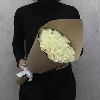 FLORPRO 25 белых роз "Аваланч" 40 см в крафт бумаге