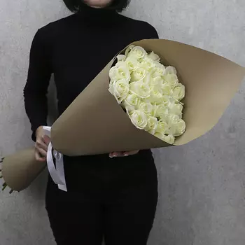 FLORPRO 25 белых роз "Аваланч" 80 см в крафт бумаге