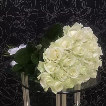 FLORPRO 25 белых роз Аваланч 80 см