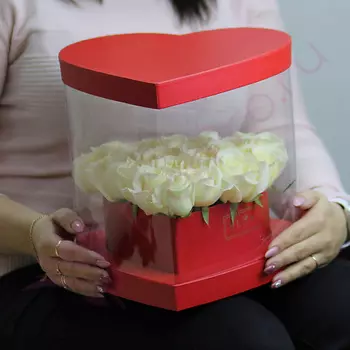 FLORPRO 25 белых роз в виде сердца в прозрачной коробке