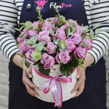 FLORPRO 25 фиолетовых роз с эвкалиптом в коробке