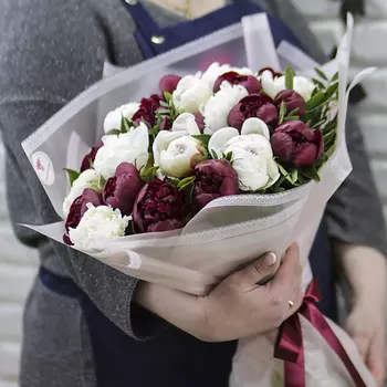 FLORPRO 25 красных и белых пионов с зеленью