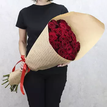 FLORPRO 25 красных роз "Ред Наоми" 80 см в крафт бумаге