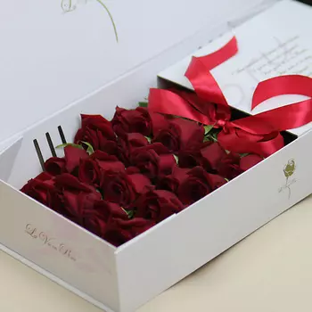 FLORPRO 25 красных роз в коробке