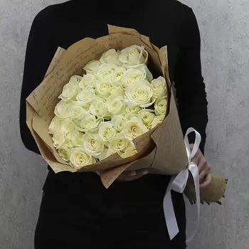 FLORPRO 35 белых роз "Аваланч" 60 см в крафт бумаге