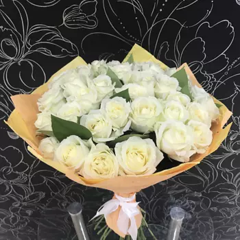 FLORPRO 35 белых роз Аваланч в крафте 60 см