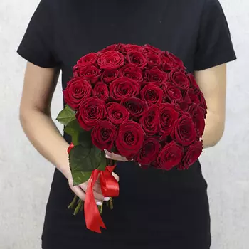FLORPRO 35 красных роз "Ред Наоми" 40 см