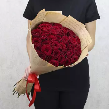 FLORPRO 35 красных роз "Ред Наоми" 60 см в крафт бумаге