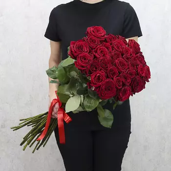 FLORPRO 35 красных роз "Ред Наоми" 80 см