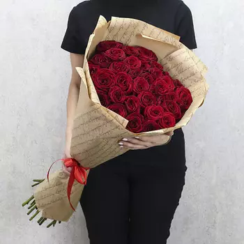 FLORPRO 35 красных роз "Ред Наоми" 80 см в крафт бумаге