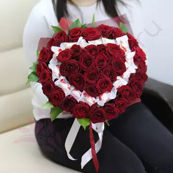 FLORPRO 35 красных роз с рафаэлло в виде сердца
