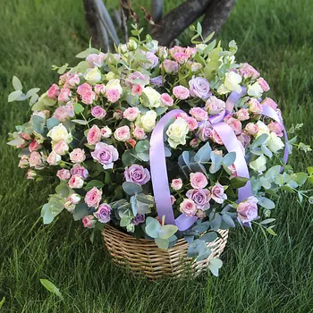 FLORPRO 35 кустовых роз в корзине