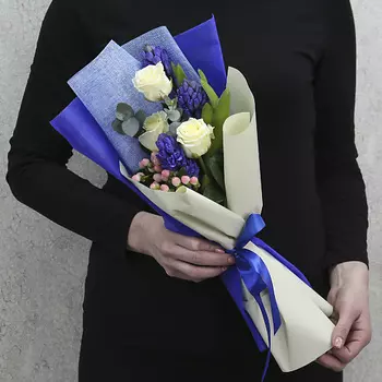 FLORPRO 3 белых розы, 3 гиацинта и гиперикум с зеленью в упаковке (мин. заказ от 5 шт)