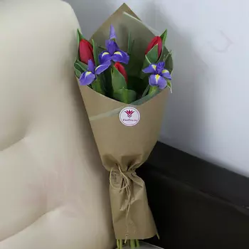 FLORPRO 3 красных тюльпана, 4 синих ириса, упаковка (мин. заказ от 5 шт)