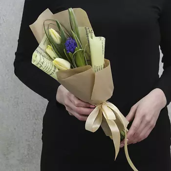 FLORPRO 3 лимонных тюльпана с гиацинтом и зеленью в упаковке (мин. заказ от 5 шт)