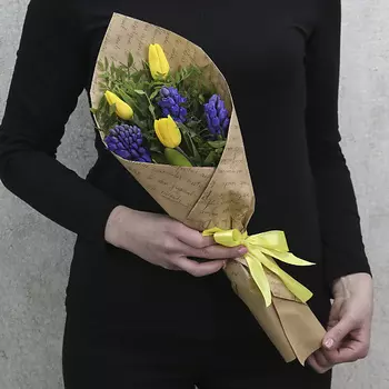 FLORPRO 3 желтых тюльпана и 3 синих гиацинта с зеленью в упаковке (мин. заказ от 5 шт)