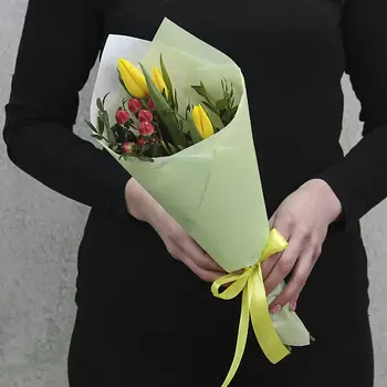 FLORPRO 3 желтых тюльпана и красный гиперикум с зеленью в упаковка (мин. заказ от 5 шт)