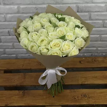 FLORPRO 51 белая роза 50 см с зеленью в крафте