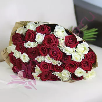 FLORPRO 51 красная и белая роза в крафт бумаге 60 см