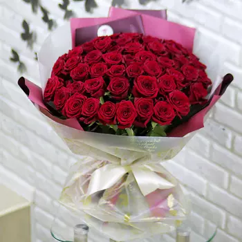 FLORPRO 51 красная роза 50 см в дизайнерской упаковке