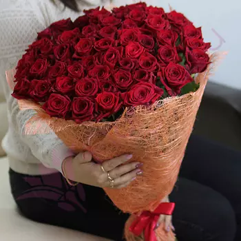 FLORPRO 51 красная роза Ред Наоми 50 см в сизали