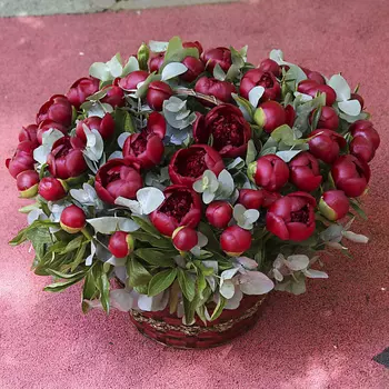 FLORPRO 51 красный пион с эвкалиптом в корзине