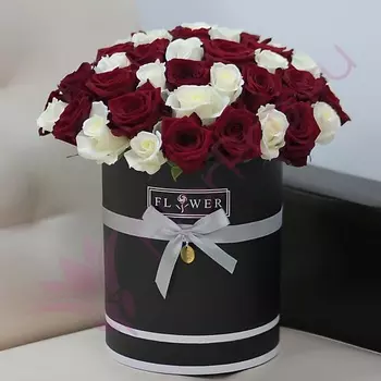 FLORPRO 51 роза Ред Наоми и Аваланч в шляпной коробке