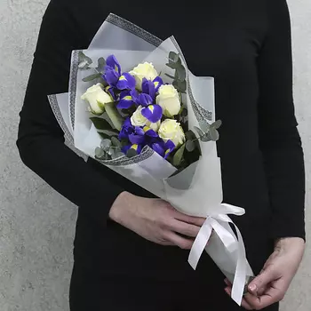 FLORPRO 5 белых роз и 3 синих ириса с зеленью в упаковке (мин. заказ от 5 шт)