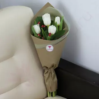 FLORPRO 5 белых тюльпанов, гиперикум, упаковка