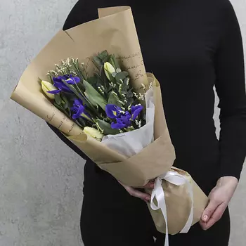 FLORPRO 5 лимонных тюльпанов и 3 синих ириса с зеленью в упаковке (мин. заказ от 5 шт)