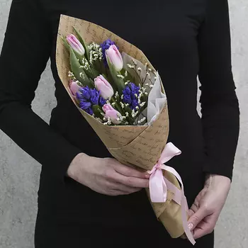 FLORPRO 5 розовых тюльпана и 3 гиацинта с зеленью в упаковке (мин. заказ от 5 шт)