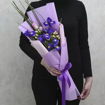 FLORPRO 5 синих ирисов, 4 розовых тюльпана и белый гиперикум с зеленью в упаковке