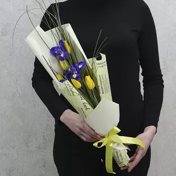 FLORPRO 5 желтых тюльпанов и 3 синих ириса с зеленью в упаковке (мин. заказ от 5 шт)
